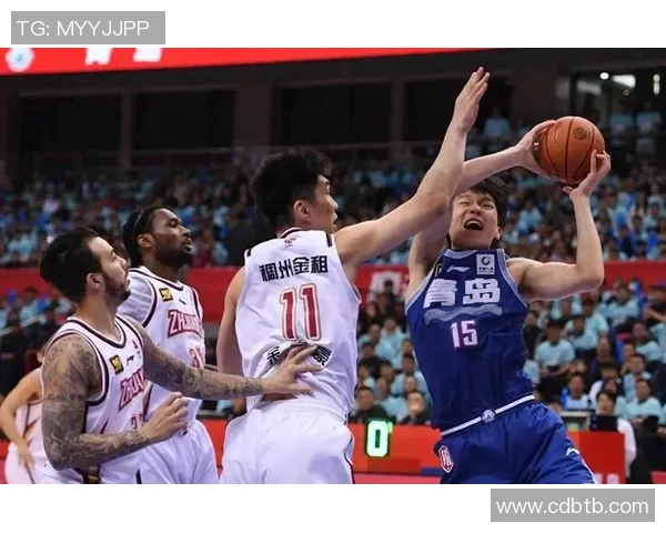 第20轮广东队与广厦队激战正酣双方争夺季后赛名额的关键之战